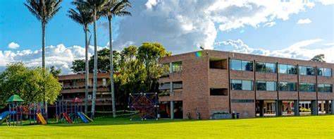 Campus moderno del Colegio San Mateo Apóstol con instalaciones deportivas y educativas