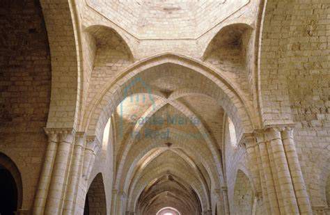 Vista exterior e interior de la iglesia parroquial de Unzué: cabecera románica y nave gótica