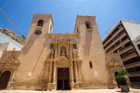 Iglesia de Santa María de la Misericordia, fachada y compás murado