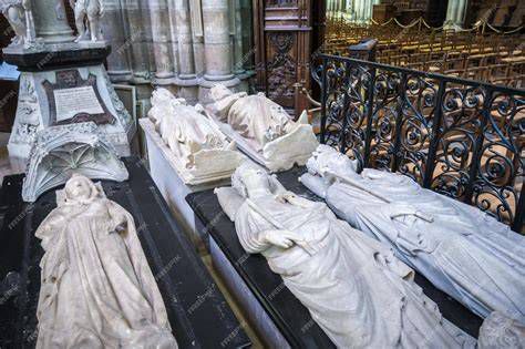 Exhumación y profanación de tumbas reales en Saint-Denis, grabado histórico
