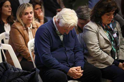 Fotografía de la misa con sobrevivientes y familiares en el Colegio Stella Maris