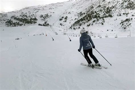Esquiadores descendiendo en pistas de Grandvalira