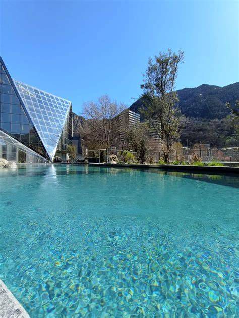 Zona termal Caldea con jacuzzis y vistas a la montaña