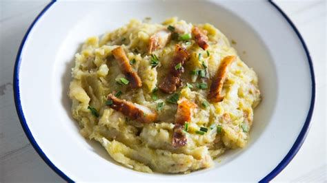 Plato de trinxat con carnes a la brasa en un restaurante tradicional