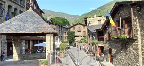 Pueblo tradicional de Ordino con arquitectura de montaña