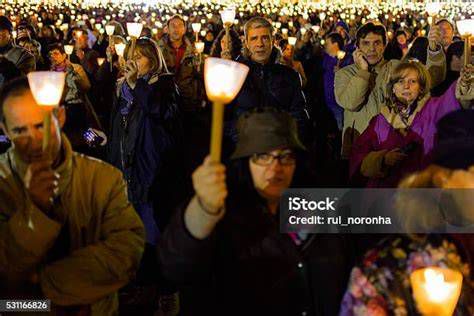 Fieles encendiendo sus velas en la Procesión de la Luz