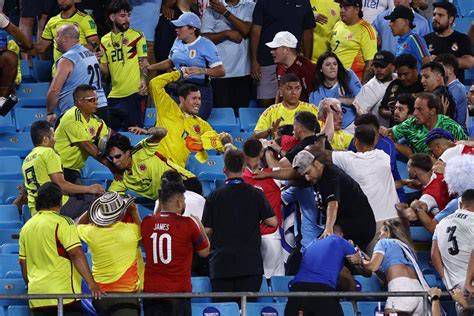 Escena de violencia en el estadio Papara Park entre jugadores y aficionados