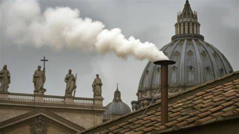 Capilla Sixtina y chimenea con fumata