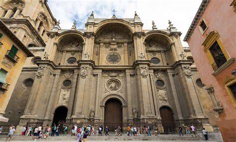 Fachada de la Catedral de Granada frente al centro comercial La Catedral