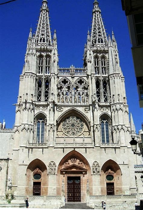Toda la fachada principal de la Catedral de Burgos con sus esculturas y detalles góticos