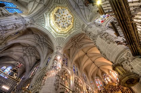 Interior impresionante de la Catedral de Burgos, mostrando vidrieras y bóvedas góticas