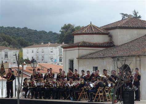 Fotografía de banda de cornetas y tambores junto a un paso