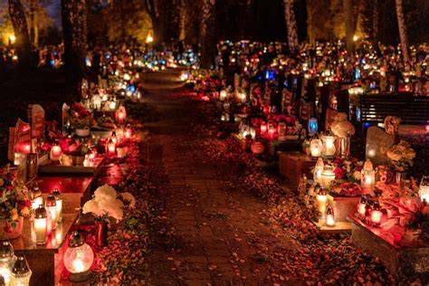 cementerio con velas y flores en Día de los Difuntos