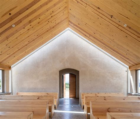 Fotografía del interior de una capilla en residencia religiosa para personas mayores
