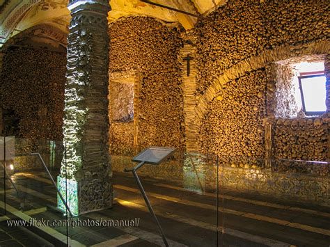 interior capilla de los huesos de Évora, paredes revestidas de huesos