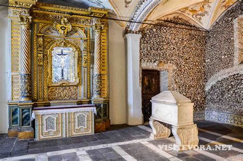 exterior iglesia Matriz con capilla dos ossos en pueblo del Alentejo