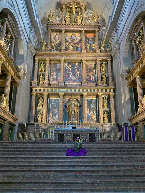 Vista panorámica del Retablo Mayor del Monasterio de El Escorial con las figuras de bronce