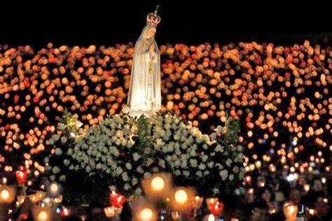 Procesión nocturna con antorchas en Fátima