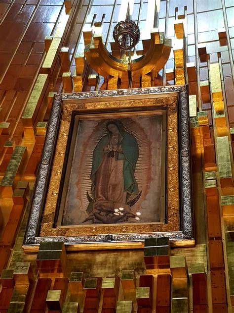 Devotos besando los pies de la Virgen de Guadalupe en la Basílica