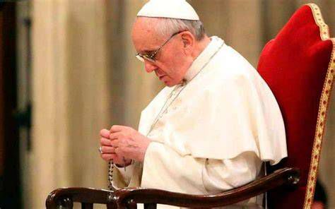 Papa Francisco rezando el Rosario con fieles