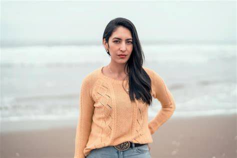 Retrato alegre de mujer latina en la playa