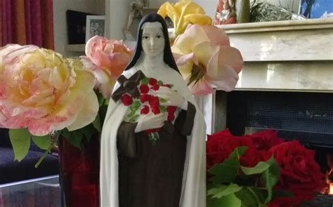 Velada de pétalos de rosas en honor a Santa Teresita del Niño Jesús
