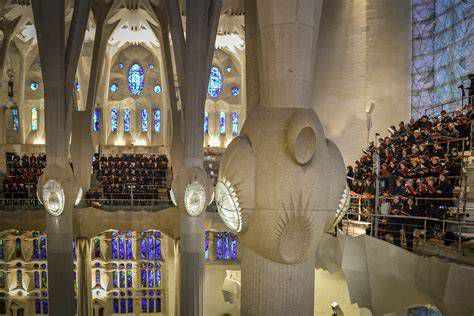 Interior de la Sagrada Familia durante la imposición de la ceniza