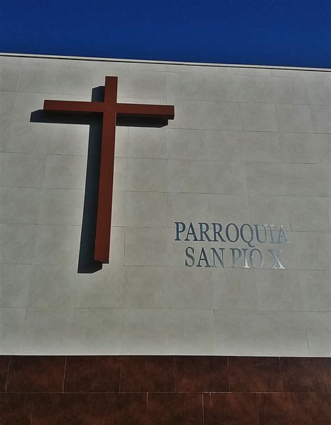 Parroquia San Pío X, Polígono Sur - fachada y comunidad