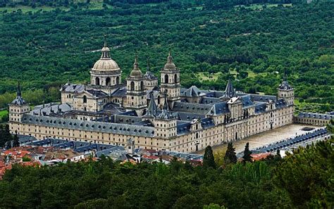 Vista panorámica del Monasterio de Guadalupe con mezcla de estilos arquitectónicos