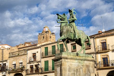Plaza Mayor de Trujillo con la estatua de Pizarro en primer plano