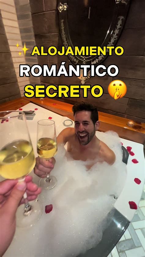 pareja disfrutando de bono romantico con jacuzzi y botella de cava