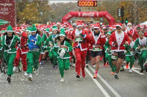 Foto de corredores con los trajes de Papá Noel y Elfos en la carrera