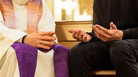 acompañamiento espiritual: sacerdote guiando peregrinos en retiro