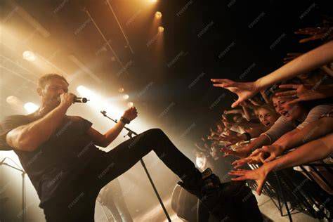 Banda Barbarian en concierto con público europeo