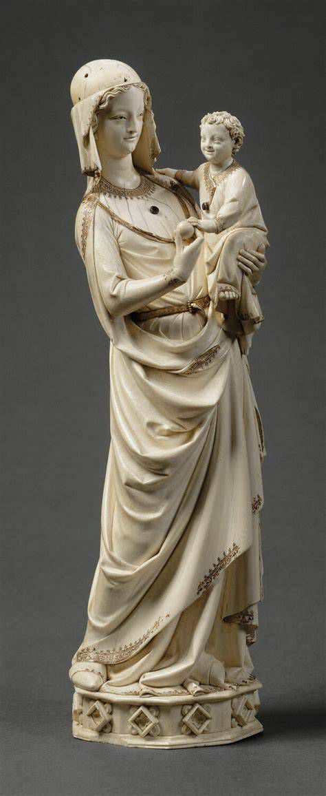 Vierge à l'Enfant en ivoire - détail du visage et du drapé