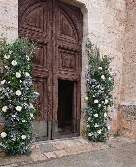 Arco floral en la entrada de una iglesia barroca
