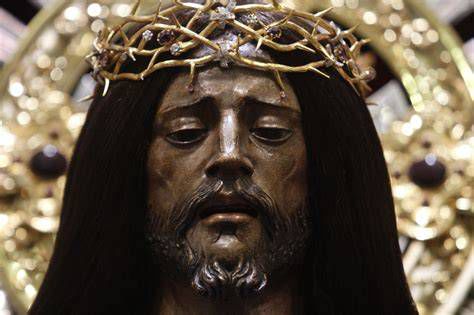 Detalle del Cristo de Medinaceli con su ajuar y corona