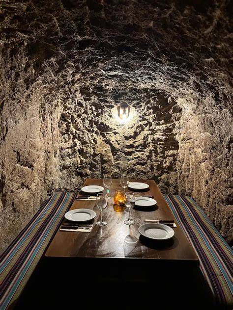 Interior de una cueva-bodega tradicional en El Molar; pasadizos y tinajas