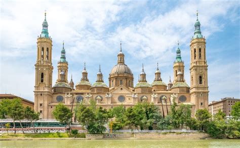 Vista exterior de la Basílica del Pilar y sus cúpulas