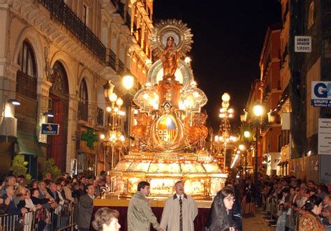 Carrozas del Rosario de Cristal iluminadas durante la procesión