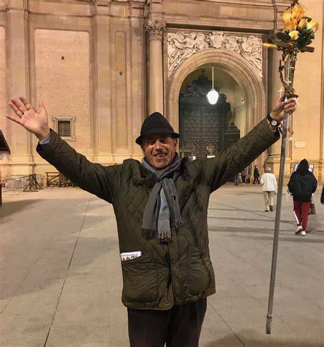 Jesús Alcalá Júdez con su rosario, un crucifijo y flores en la Plaza del Pilar