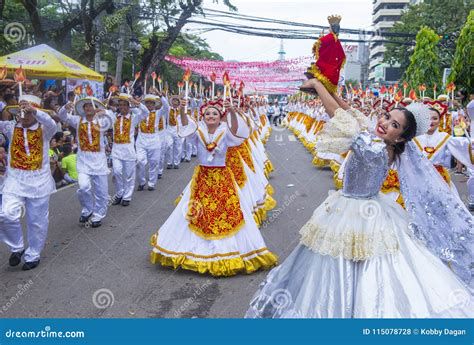 Danza Sinulog en las calles de Cebú