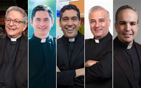 Retratos de sacerdotes mediáticos y carteles de programas televisivos