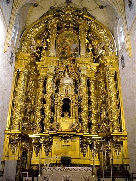 Retablo barroco de la Iglesia Parroquial de Villanueva de la Jara, con columnas salomónicas y ornamentación dorada