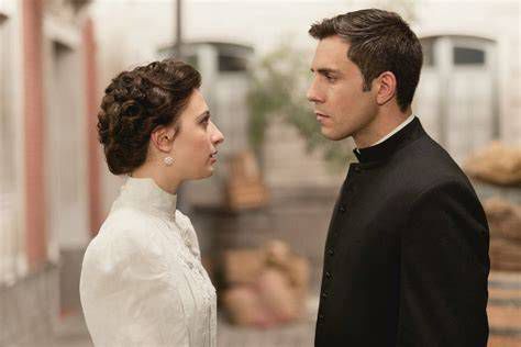 Telmo y Lucía conversando en la iglesia de Acacias 38