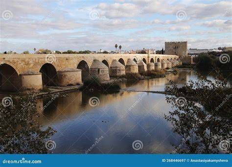 Vista aérea de la capilla junto al puente romano