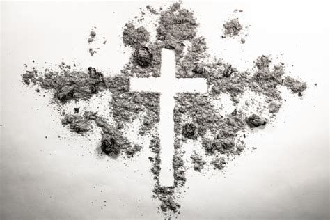 cruz de ceniza en la frente de un fiel