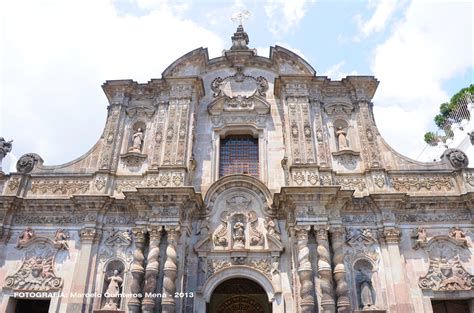 Fachada barroca de la iglesia La Compañía en Quito, piedra volcánica de andesita