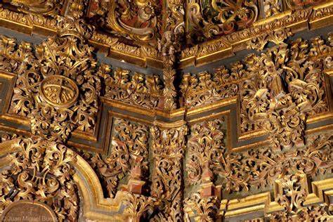 Detalles ornamentales barrocos y querubines en La Compañía