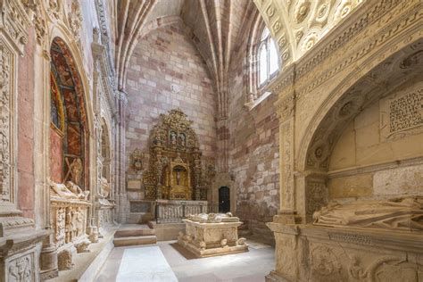 Interior de la capilla románica del Parador de Sigüenza con iluminación morada y cruces en el suelo